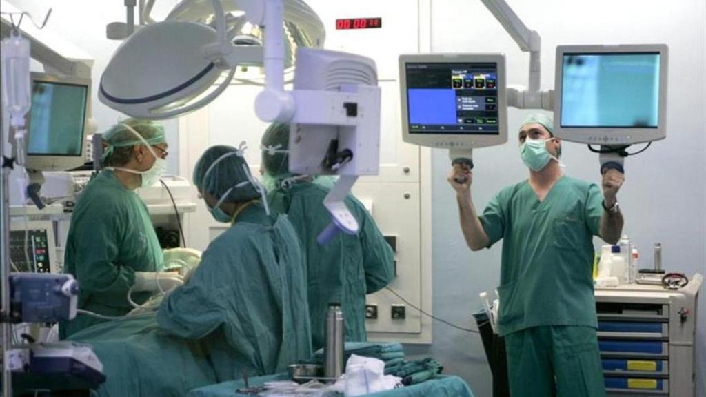Personal sanitario en un quirófano, en imagen de archivo.