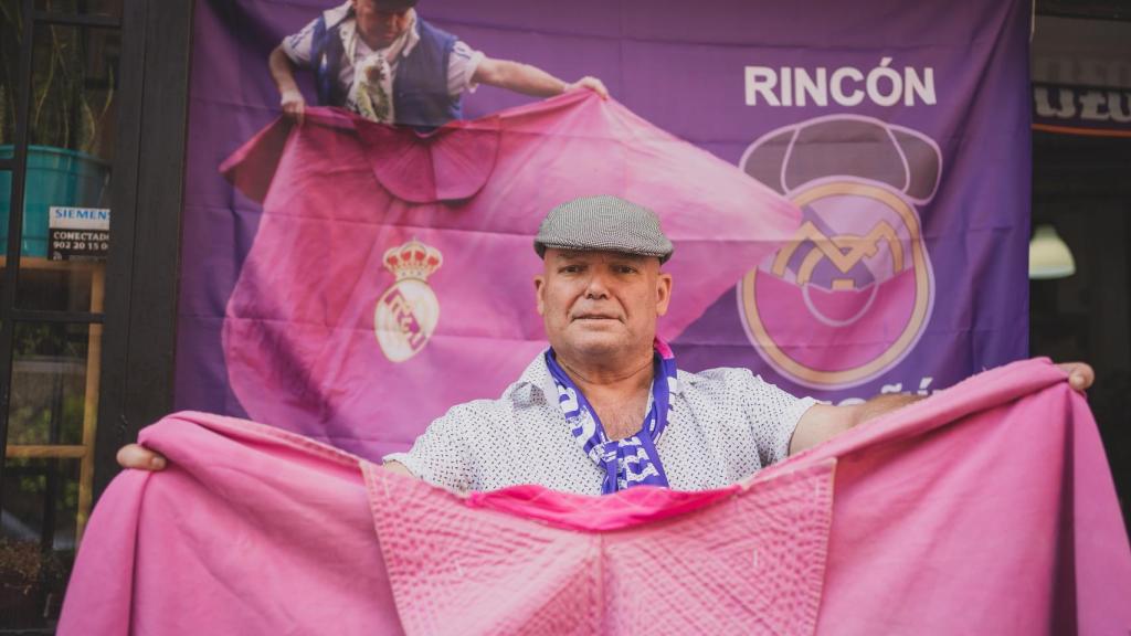Toñín 'El Torero', con su capote.