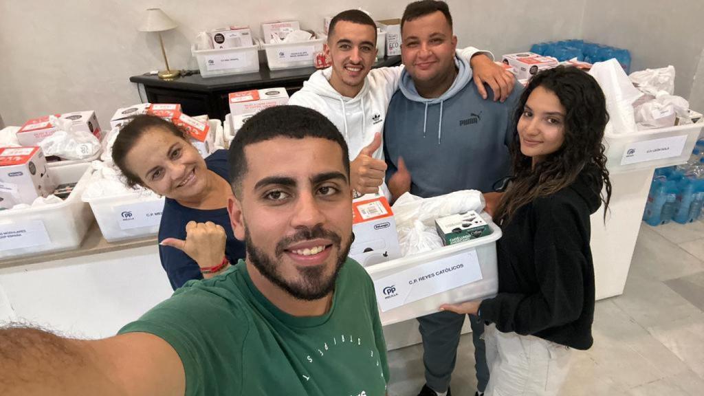 Simpatizantes del PP musulmanes, preparando el almuerzo para interventores y apoderados este domingo.