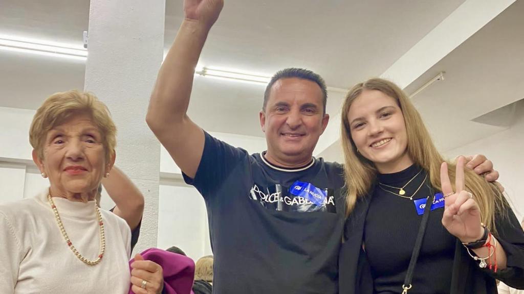 Bernabé Cano celebra la victoria del PP en La Nucía.