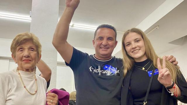 Bernabé Cano celebra la victoria del PP en La Nucía.