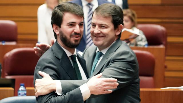 El vicepresidente de la Junta, Juan García-Gallardo, y el presidente, Alfonso Fernández Mañueco, en un pleno de las Cortes.