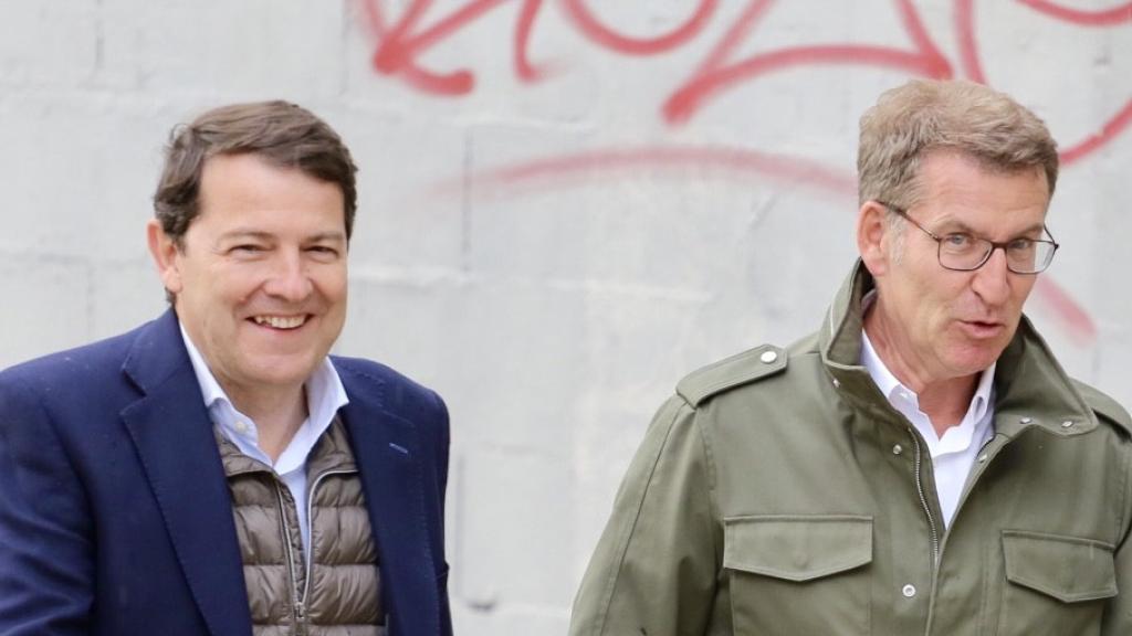 El presidente del Partido Popular, Alberto Núñez Feijóo, y su homólogo en Castilla y León, Alfonso Fernández Mañueco, clausuran el primer mitin de campaña de los ‘populares’