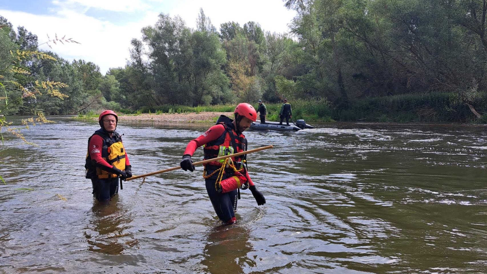 Unidades de Seguridad Ciudadana y del Grupo Especial de Actividades Subacuáticas GEAS de la Guardia Civil durante la búsqueda del hombre desaparecido en el río Esla