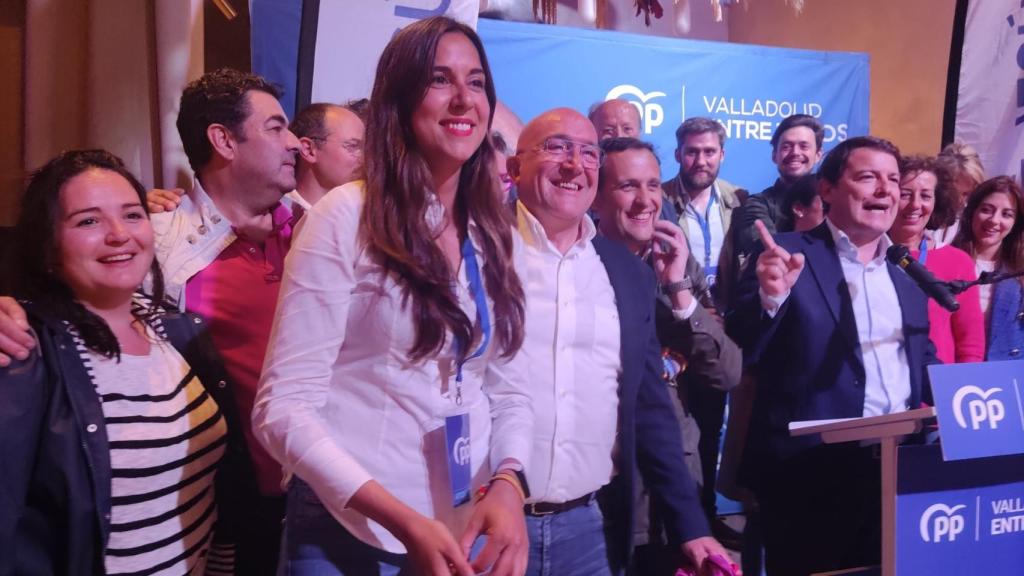 Jesús Julio Carnero celebra el triunfo junto a Mañueco y a su lista