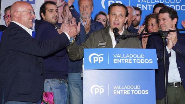Conrado Íscar durante la noche electoral, junto a Jesús Julio Carnero.