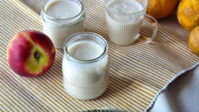 Petit Suise caseros de melocotón sin azúcar, un postre de verano que puedes convertir en helado