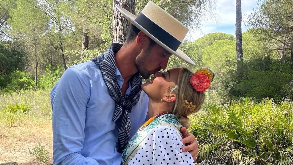 Alba Silva y Sergio Rico en el camino de El Rocío el año pasado.