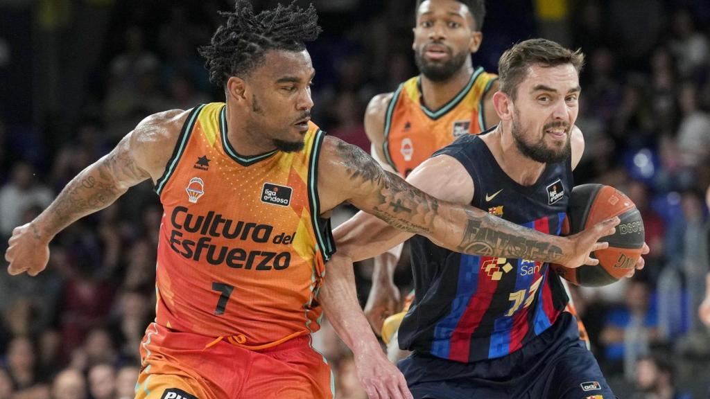 Tomáš Satoranský del Barça en acción ante el estadounidense Chris Jones del Valencia.