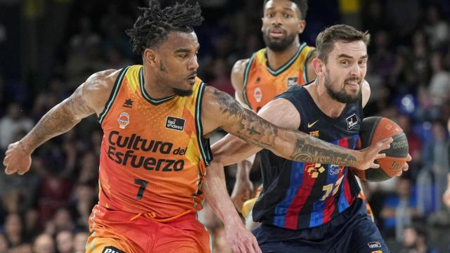 Tomáš Satoranský del Barça en acción ante el estadounidense Chris Jones del Valencia.