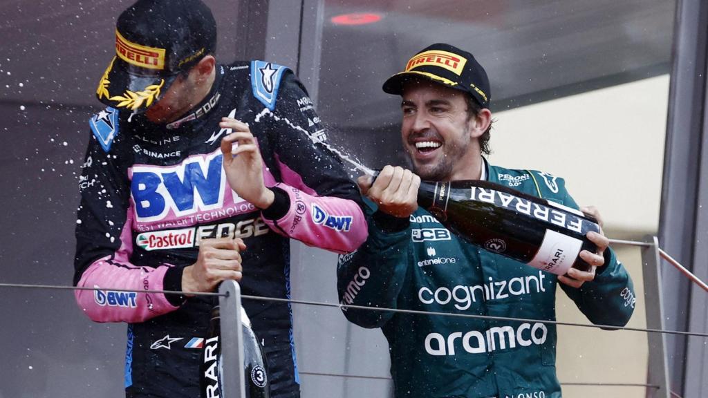 Fernando Alonso, en el podio de Mónaco junto a Esteban Ocon