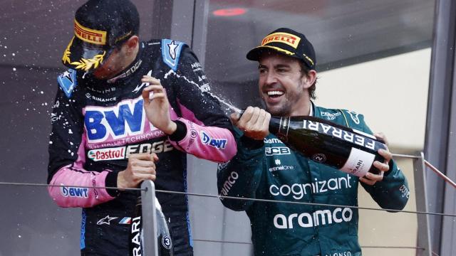 Fernando Alonso, en el podio de Mónaco junto a Esteban Ocon