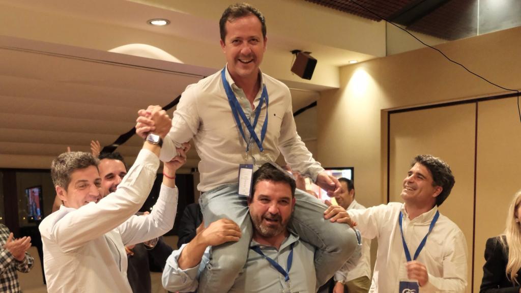 Carlos Velázquez, a hombros de sus compañeros. Foto: Europa Press