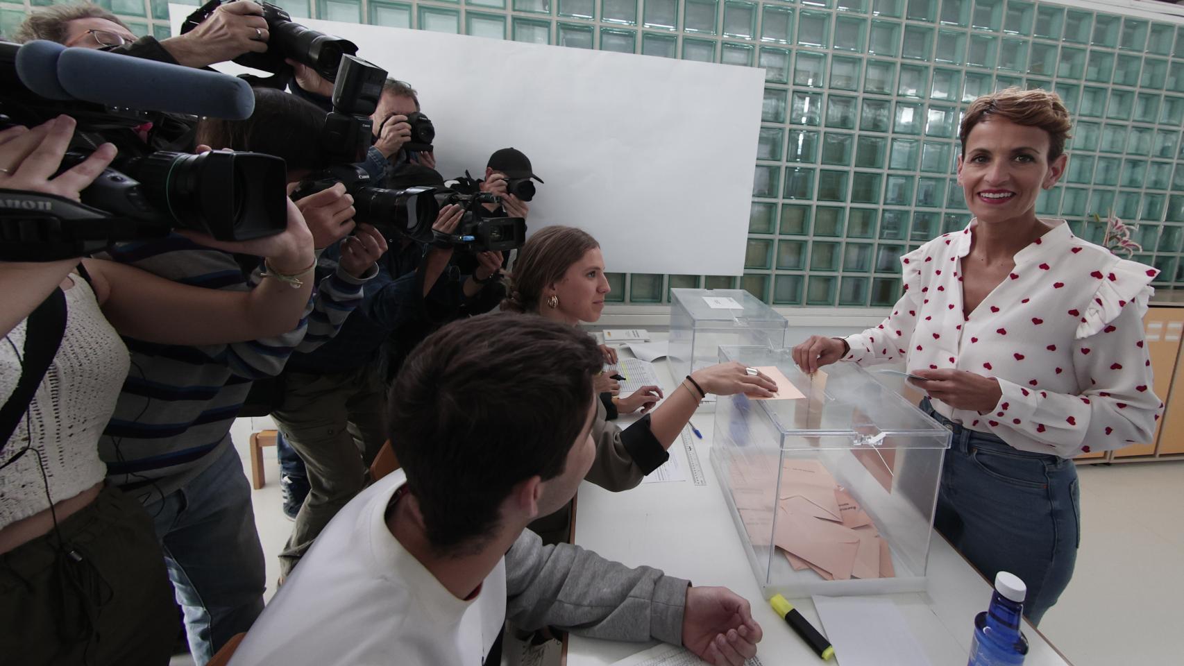 María Chivite, actual presidenta de Navarra, en el momento de votar este domingo.