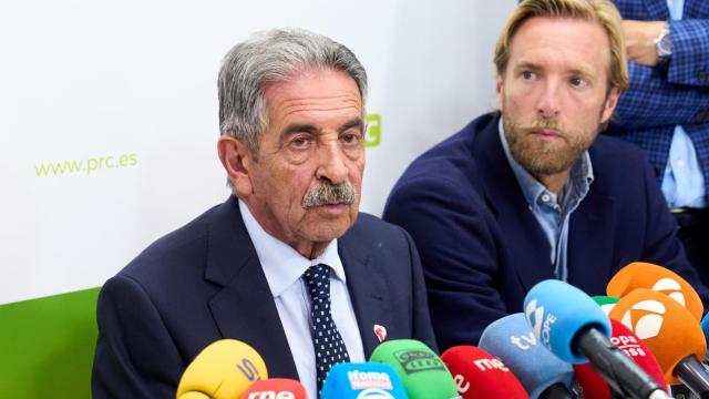 Miguel Ángel Revilla, presidente cántabro, acepta la derrota electoral, este domingo.