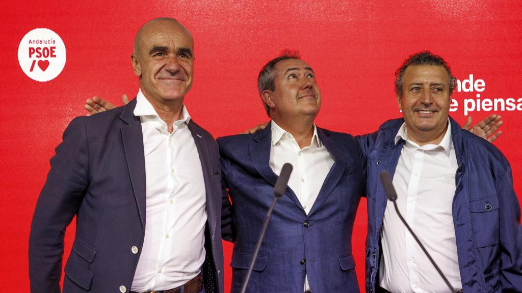 Antonio Muñoz, Juan Espadas y Javier Fernández, este domingo en la sede del PSOE en Sevilla.