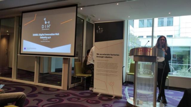 Lidia Gómez, técnico de proyectos del DIHBU, realizando su pitch sobre los servicios de robótica industrial vinculados a la red disponibles en el DIHBU.