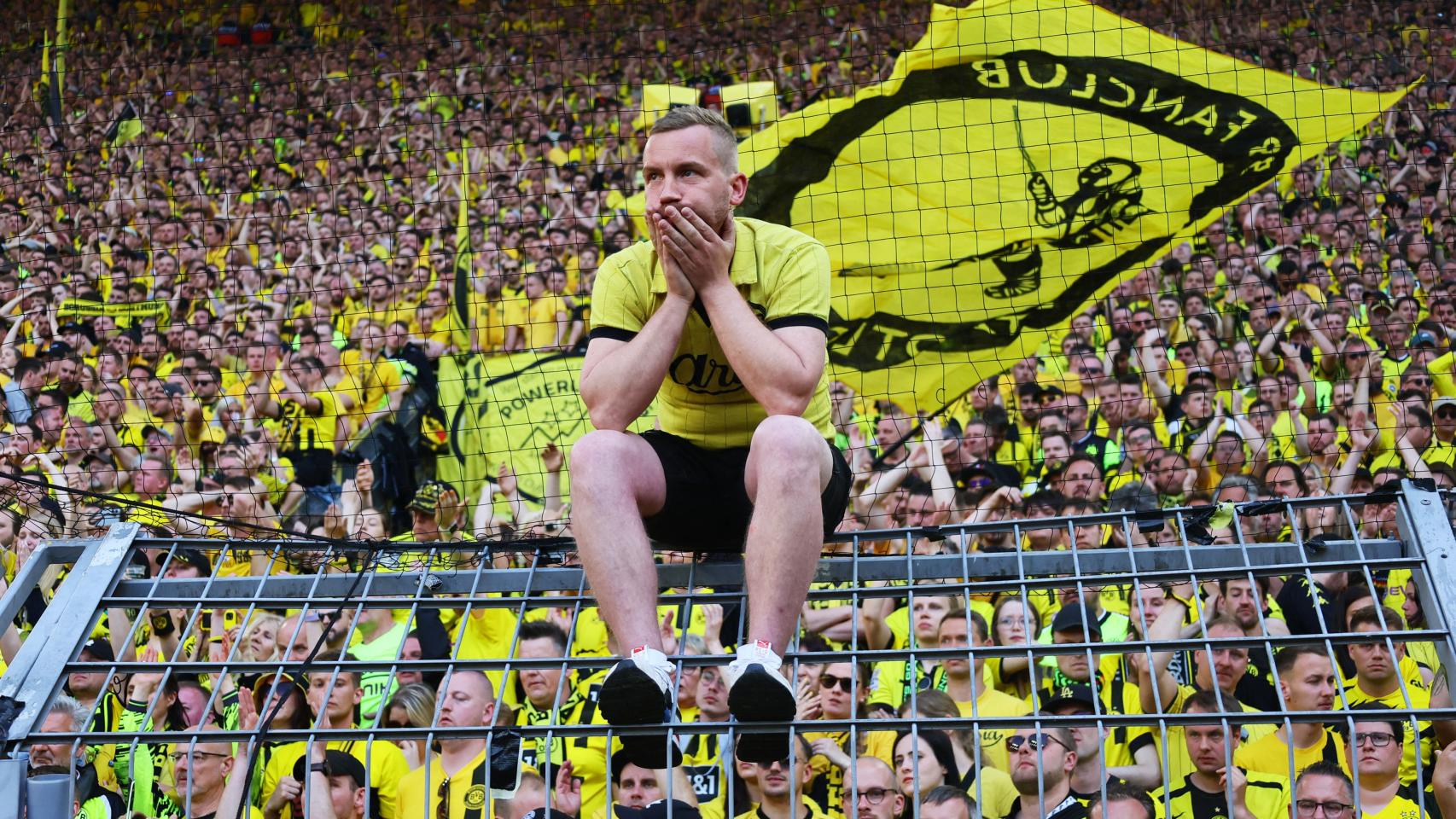 Un seguidor del Borussia Dortmund se lamenta tras el partido que el equipo jugó contra el FSV Mainz 05.