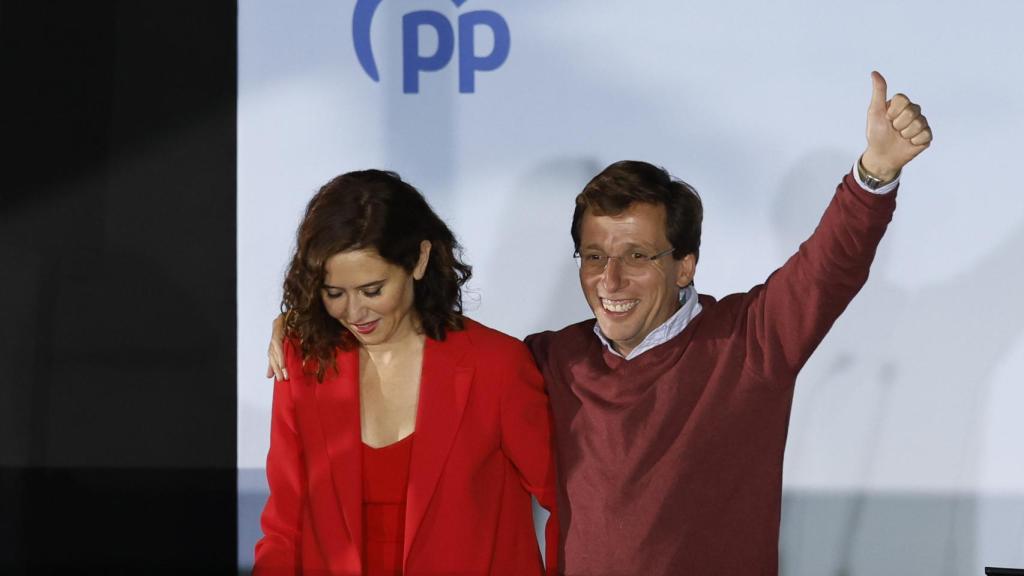 La presidenta de la Comunidad de Madrid, Isabel Díaz Ayuso, y el alcalde de Madrid, José Luis Martínez-Almeida, celebran sus reválidas.