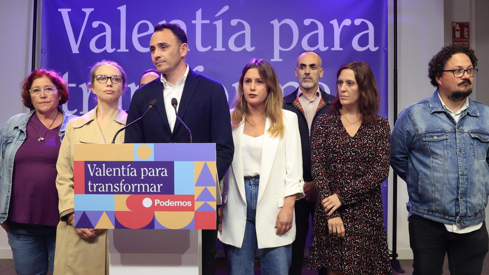 Los candidatos de Podemos a la alcaldía de Madrid, Roberto Sotomayor y a la comunidad madrileña, Alejandra Jacinto, durante su comparecencia tras conocerse los resultados de su formación en las elecciones de hoy.