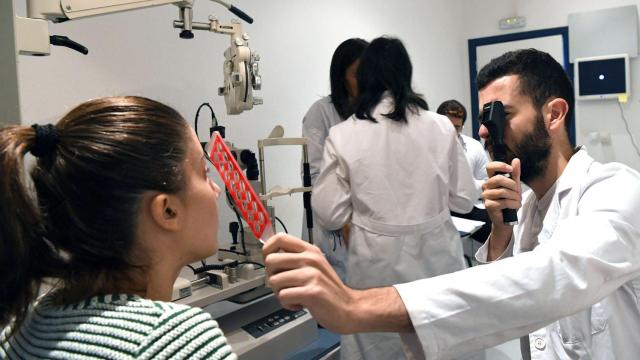 Estudiantes haciendo prácticas en la clínica de la facultad