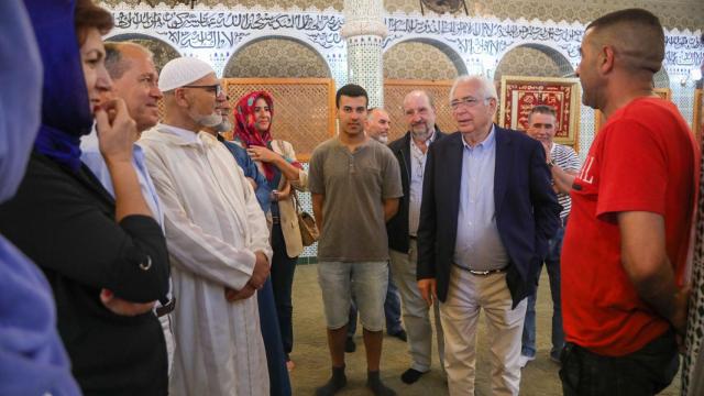 Imbroda, con la comunidad de la Mezquita Santuario del Cerro de Palma Santa, donde el PP arrasó este domingo.