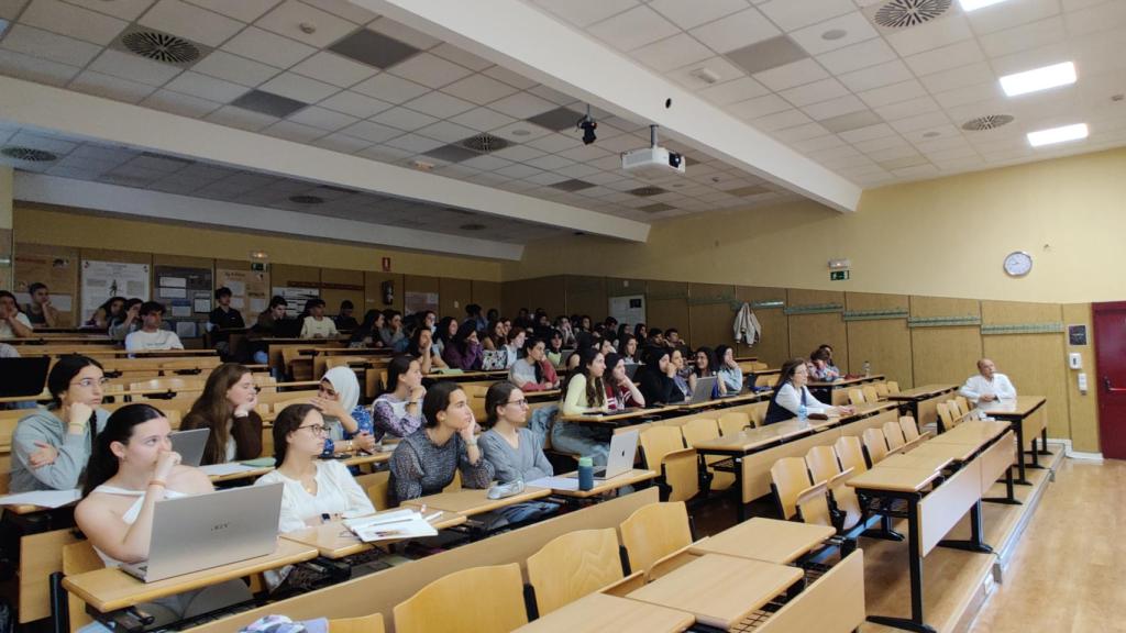 Los estudiantes de 1º del Grado de Enfermería en la conferencia organizada por AESLEME.