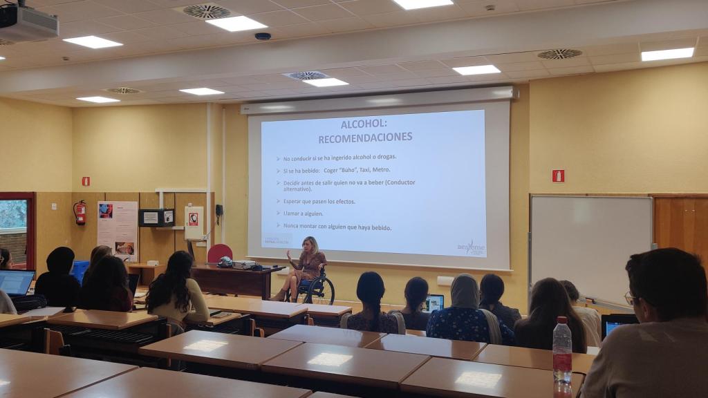 Nuria Pérez impartiendo la conferencia sobre seguridad vial.