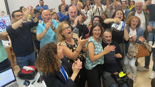 Jesús Vázquez Almuiña celebra los resultados del PP en Baiona.