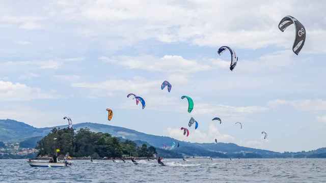 Campeonato gallego de kitesurf en Cesantes.