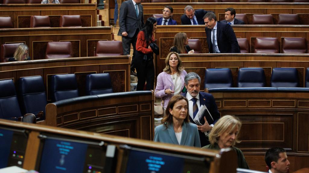 Diputados abandonando el Congreso durante una sesión plenaria.