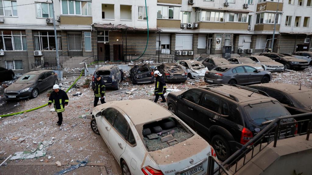 Bomberos trabajando en los escombros en Kiev.