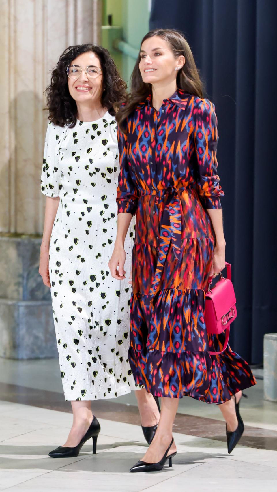 Letizia con un vestido de estreno con estampado psicodélico.