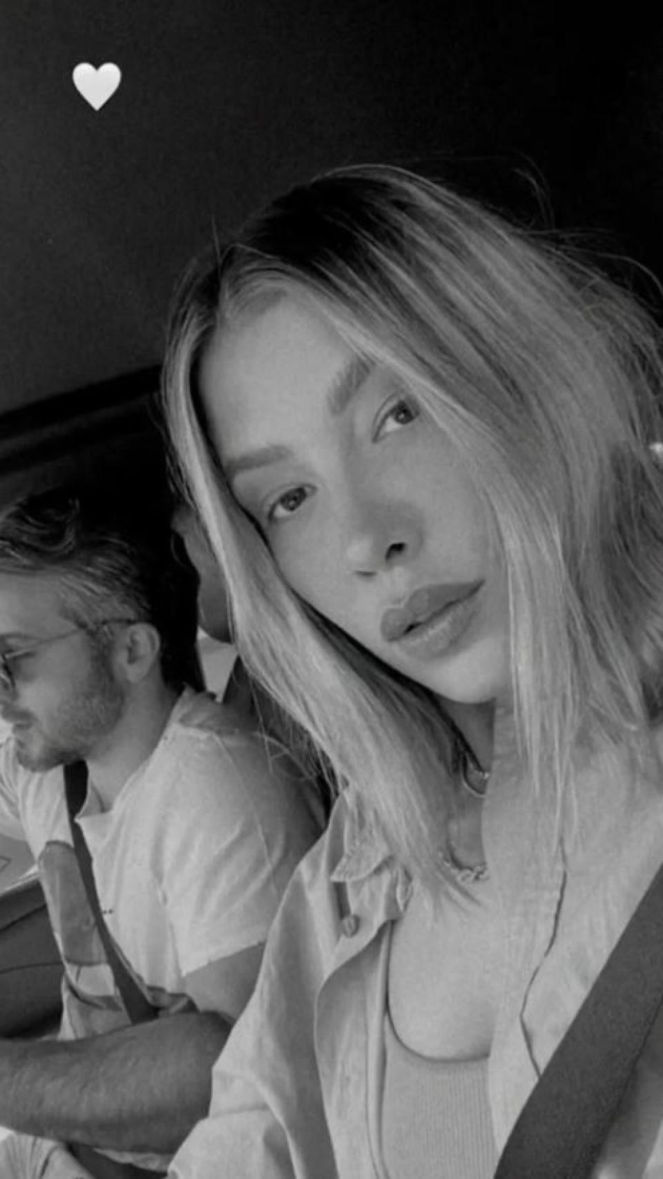 Michelle junto a su novio en una imagen en blanco y negro.