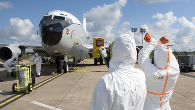 WC-135R siendo analizado