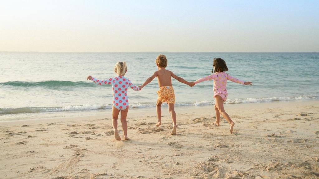 Niños con bañadores de Badawii.