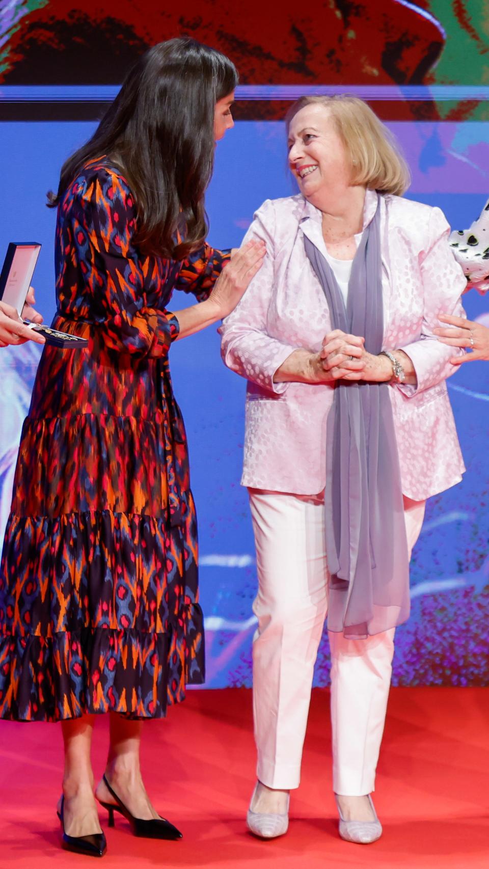 La reina Letizia consuela a María de los Ángeles tras su traspié.
