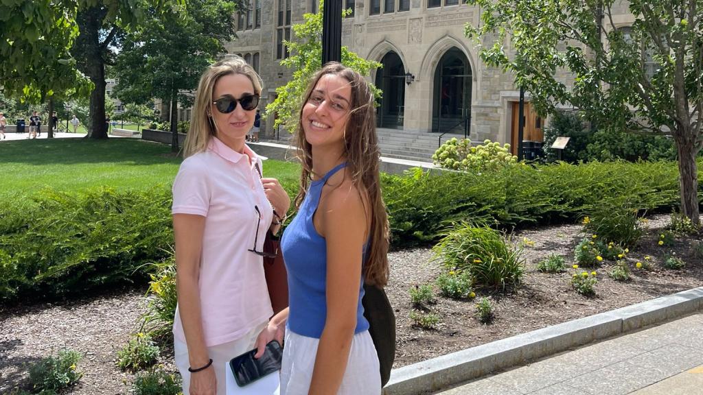 Cristina junto a su madre, de visita en Boston.