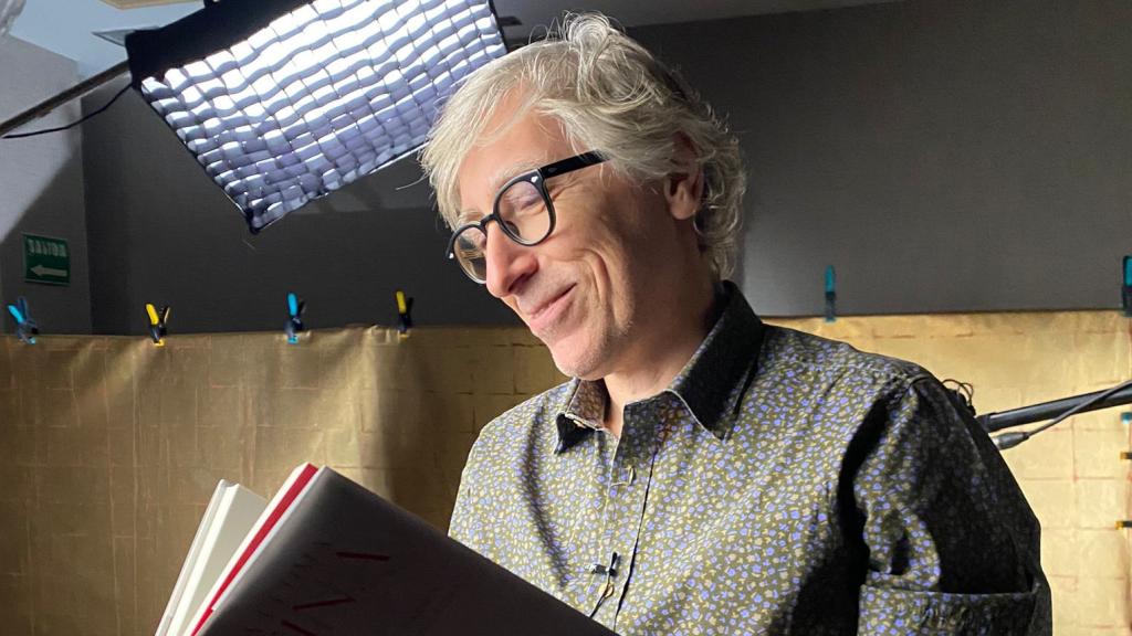 David Trueba en el rodaje de la docuserie.