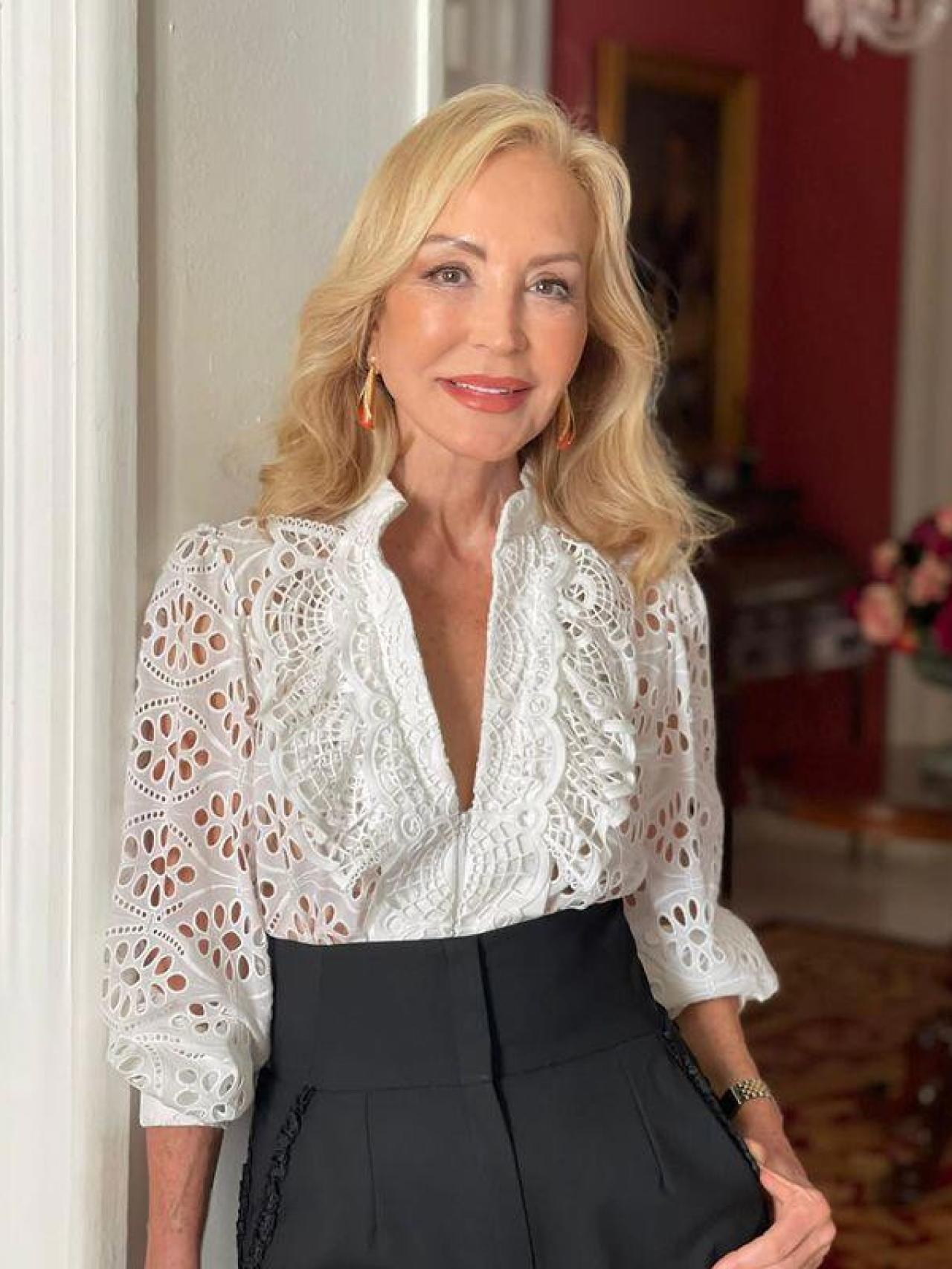 Carmen Lomana con blusa de Lina Sevilla.