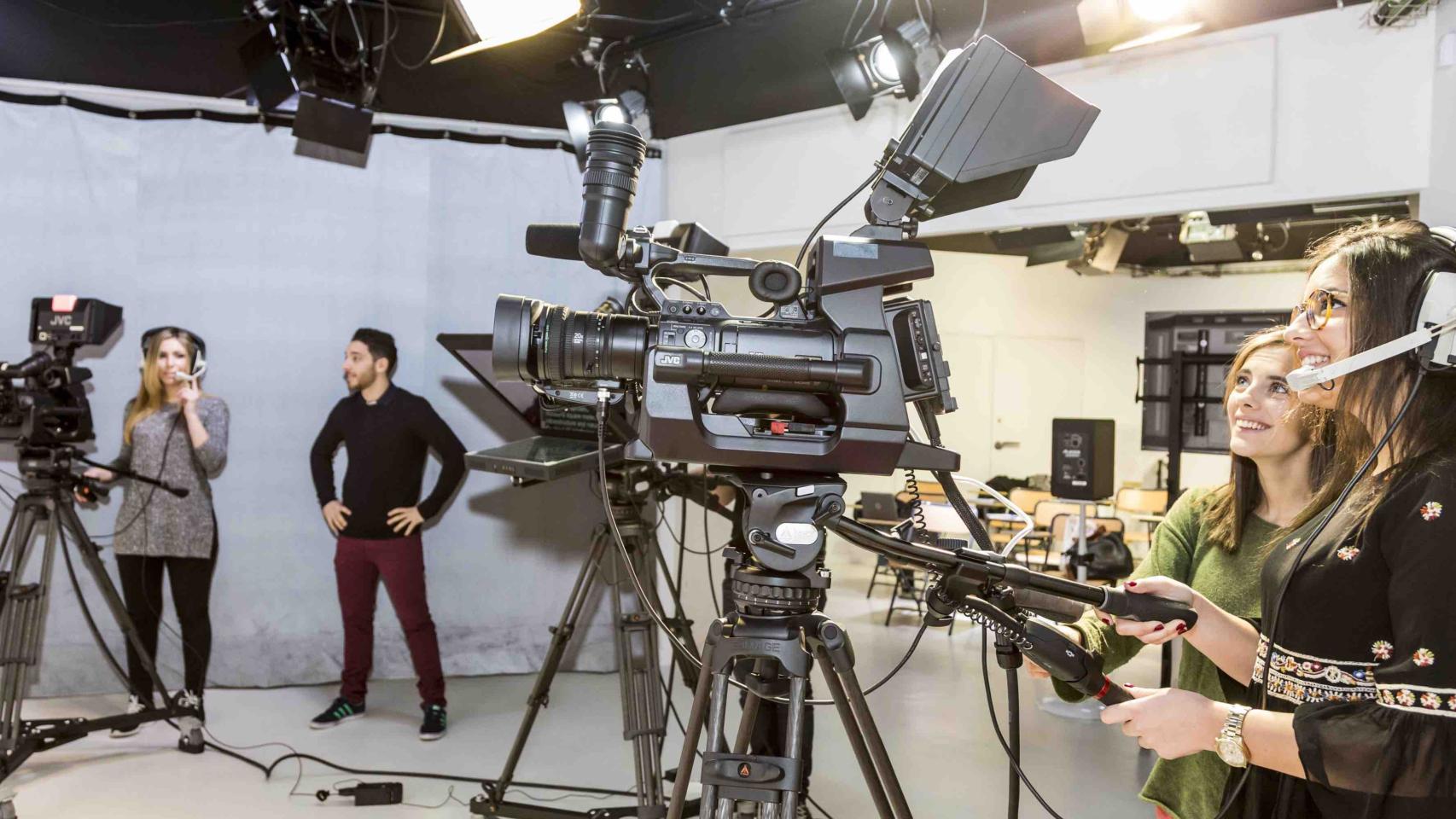 Los futuros alumnos del máster de periodismo de EL ESPAÑOL visitan las instalaciones donde se dará clase