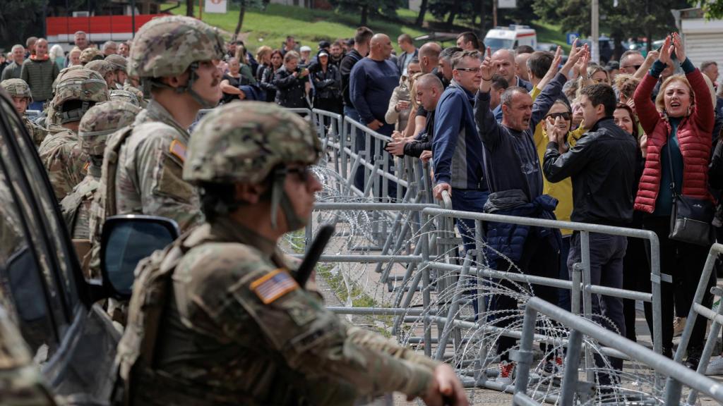 Soldados húngaros de la KFOR protegen la entrada de la oficina municipal, en la ciudad de Zvecan.