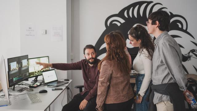 Los futuros alumnos del máster, durante su visita a las instalaciones del periódico.
