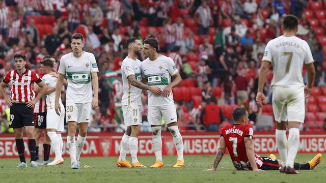 Los jugadores del Elche celebran su victoria ante el Athletic de Bilbao en la última jornada.