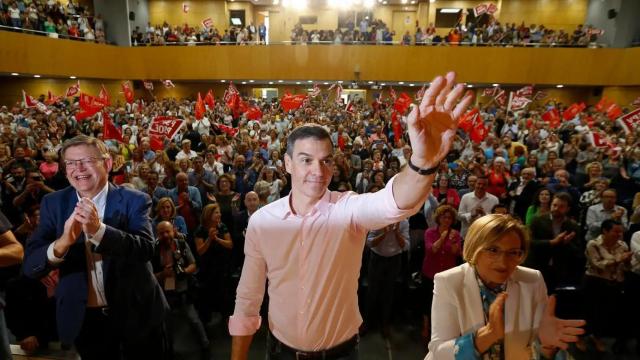 Pedro Sánchez, junto a Ximo Puig y la alcaldable del PSOE en Alicante, Ana Barceló, en la campaña de las municipales.