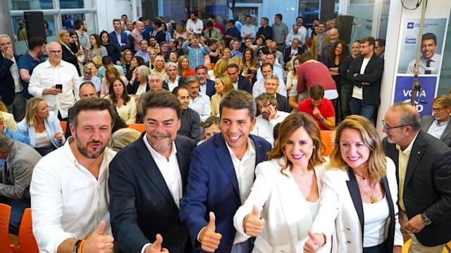 Carlos Mazón, centro, junto a los alcaldes de las principales ciudades que gobernará ahora el PP.