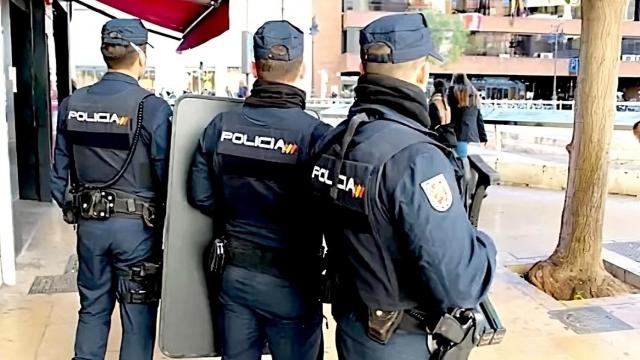 Los agentes, en la imagen de archivo, declaran en el juzgado de lo social de Alicante.