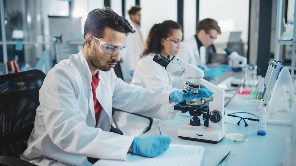 Imagen de archivo de un grupo de alumnos en un laboratorio.