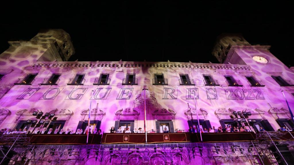 Acto en 2022, en la fachada del Ayuntamiento de Alicante.