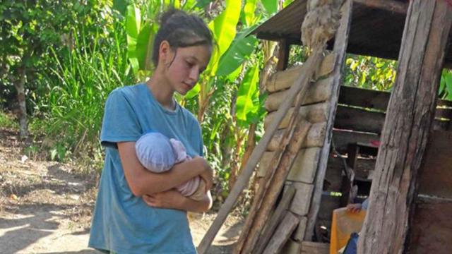 Patricia Aguilar, con su hija de un mes en brazos en Perú.